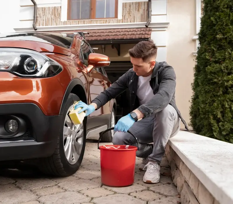 Lavage auto à domicile Champagné-Saint-Hilaire : professionnel intervenant sur un véhicule